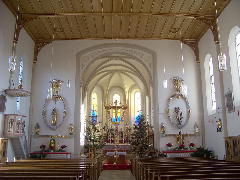 01.JPG - Die Pfarrkirche St. Peter in Hofkirchen im Weihnachtsschmuck im Jahre 2008.