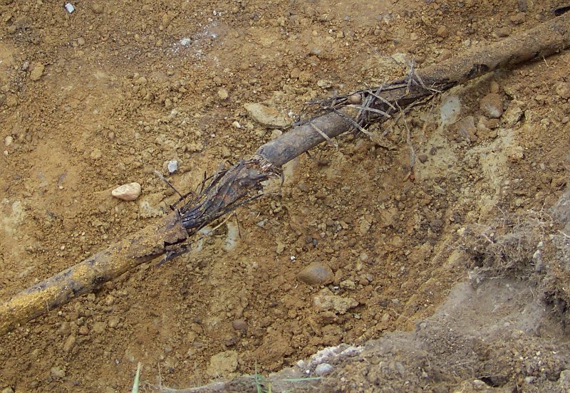 003.jpg - Techniker der Deutschen Telekom fanden die Schadstelle und legten sie frei. Ein Teil der Kupferadern wurde beim Einschlagen der Eisenpfosten durchtrennt. Einige blieben ganz.