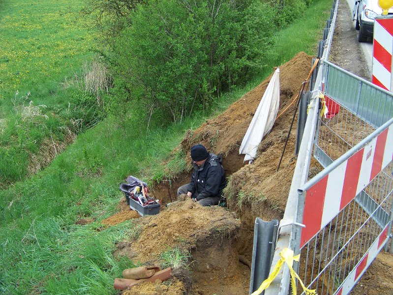 004.jpg - Seit Stunden reparieren Techniker der Telekom die Schadstellen und tauschen Teile des beschädigen Kalbels aus.