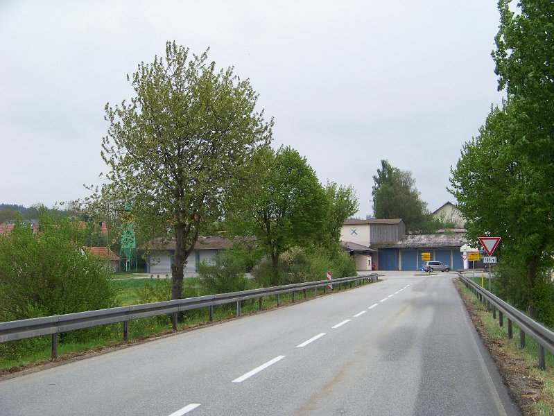 007.jpg - Hier wurden die Leitplanken neu eingebaut. Es sieht genaus so aus wie vorher. Man fragt sich, wozu das gut war. Sinnvoller wäre es gewesen, mit dem Geld die vielen Schlaglöcher und Frostschäden im Straßenbelag der Ortsdurchfahrt zu reparieren.