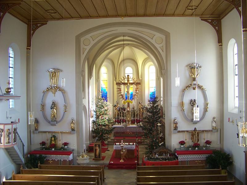 02.JPG - Auch in diesem Jahr haben sich Mesner und Mitglieder der Kirchenverwaltung große Mühe gegeben, um das Presbyterium der Pfarrkirche weihnachtlich zu schmücken. - Blick von der Burschenempore.