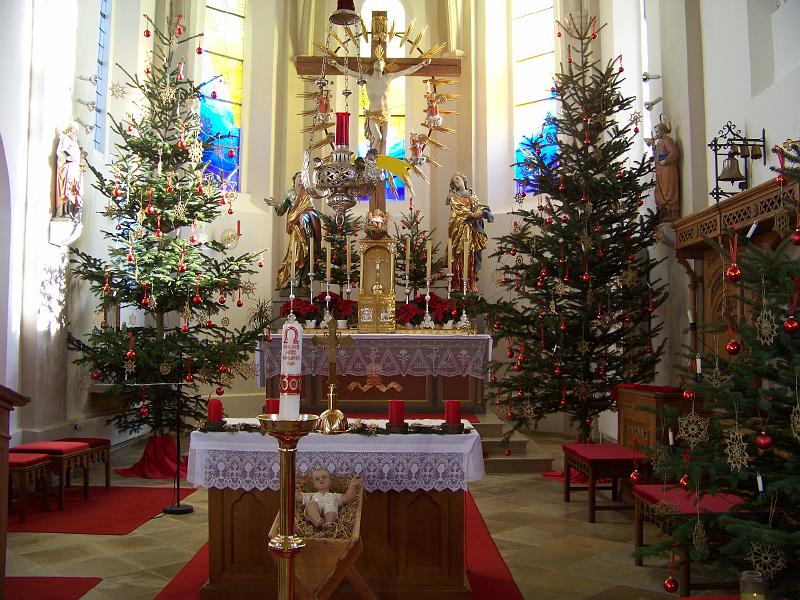 03.JPG - Pünklich zum Weihnachtsfest wurden die Heiligenfiguren Petrus und Paulus von ihrem provisorischen Platz über den Beichstühlen in den Chor geholt und mit Sockeln an den seitlichen Wandpfeilern befestigt.