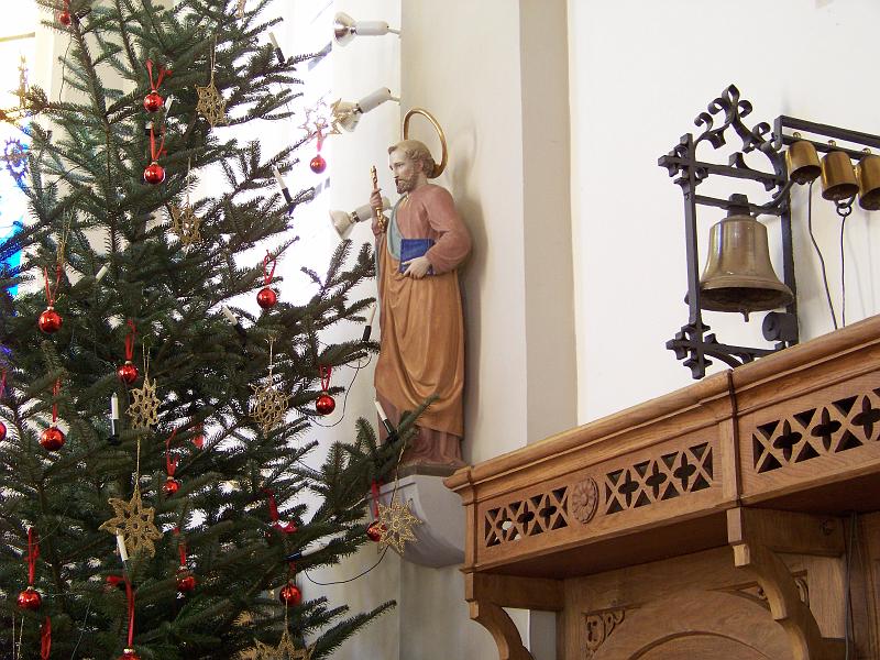 07.JPG - Am südlichen Pilaster im Presbyterium hat jetzt der Kirchenpatron St. Petrus auf einem Wandsockel einen würdigen Platz gefunden. Die Figur stand bis 1959 auf dem neuromanischen Hochaltar.