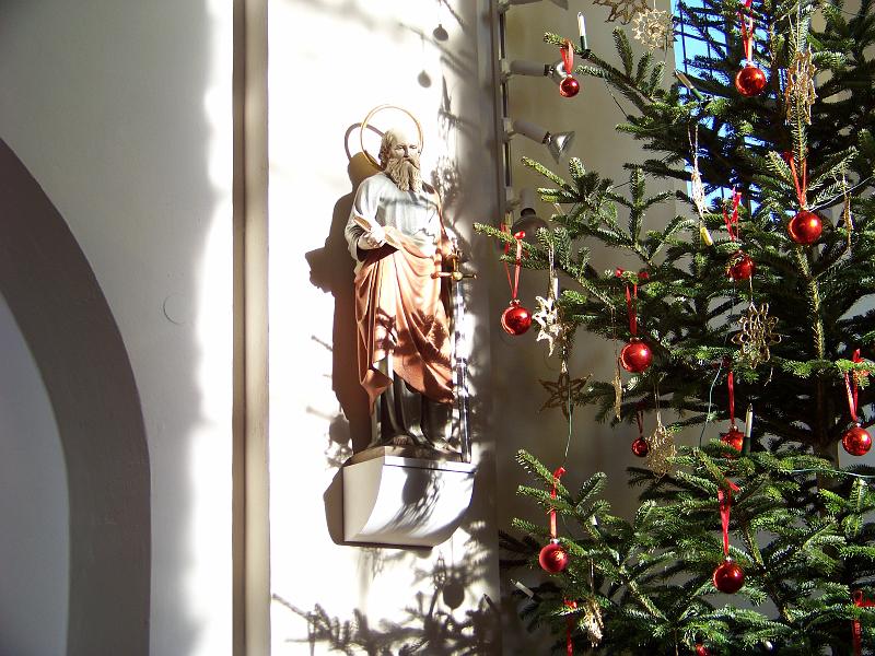 08.JPG - Gegenüber auf dem nördlichen Rechteckpilaster steht die Figur von St. Paulus mit den Attributen Buch und Schwert. Die Figur stand bis 1959 auf dem neuromanischen Hochaltar.