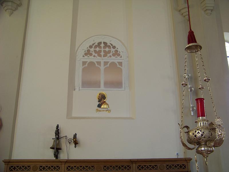10.JPG - In der Nische des Maßwerkfensters, das zum Obergeschoss der Sakristei führt, wurde die Büste des Kirchenpatrons St. Petrus befestigt.