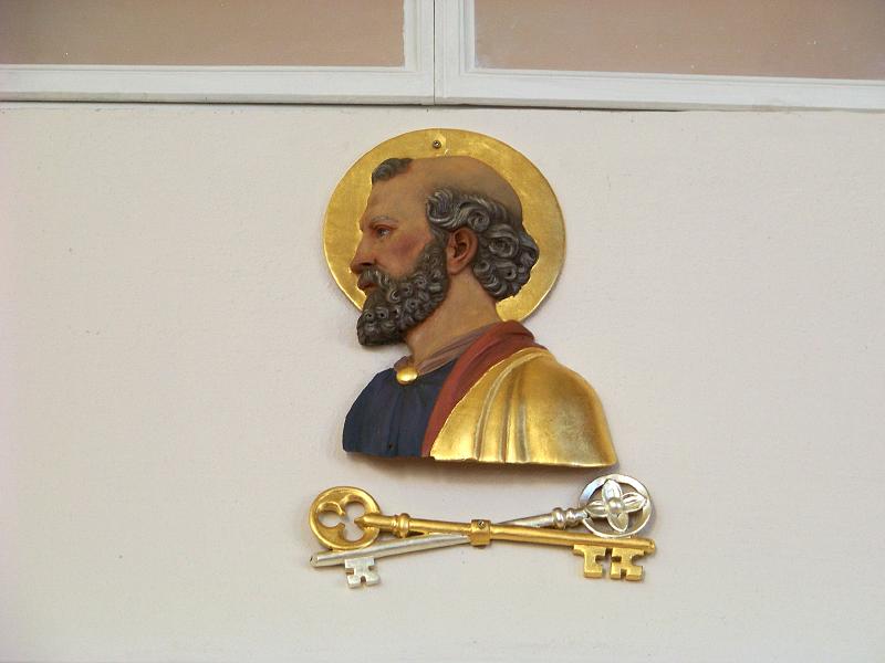 11.JPG - Die Reliefbüste von St. Petrus mit den Attributen, den Schlüsseln stammt aus der früheren Kircheneinrichtung.