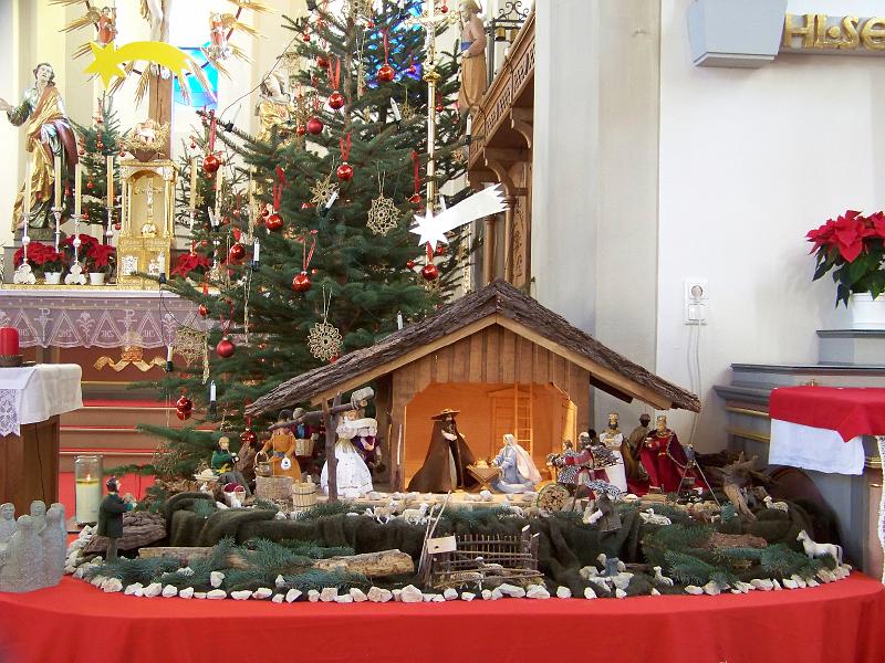 12.JPG - Rechts im Chorbogen wurde wieder die große Weihnachtskrippe von Herta Altweck mit zahlreichen selbstgefertigten Figuren aufgestellt.