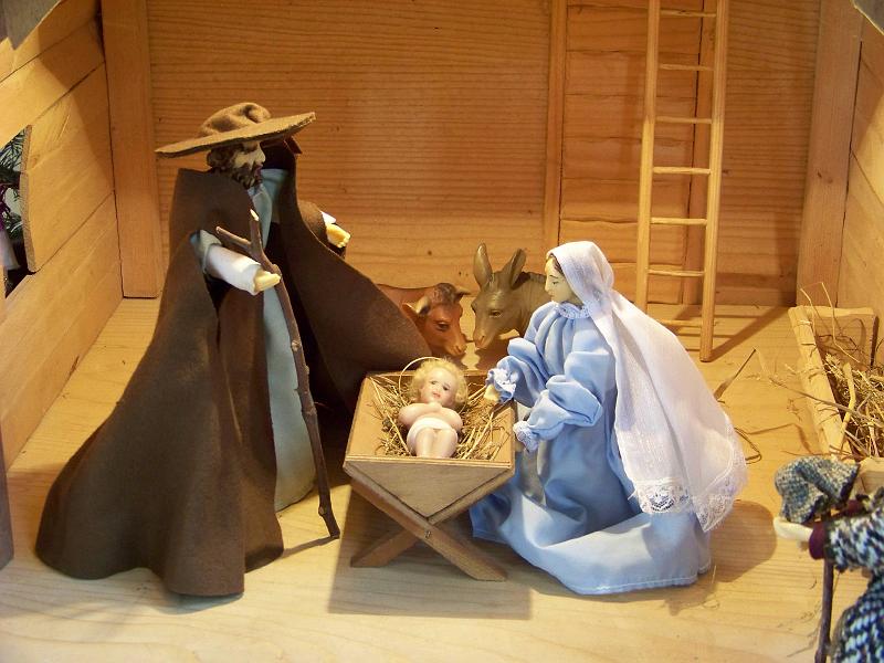 14.JPG - Josef und Maria, in der Mitte das Jesuskind, dahinter Ochs und Esel.