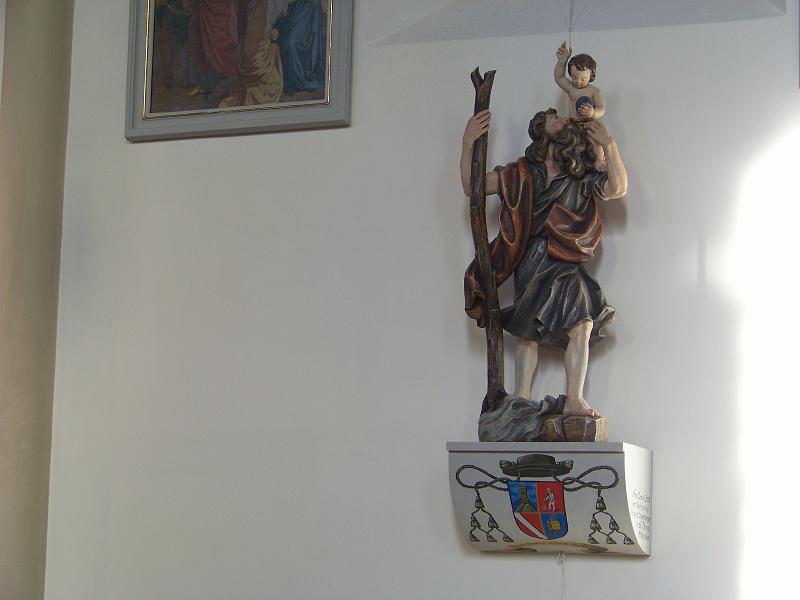 17.jpg - An der Nordwand des Langhauses wurde die große Figurengruppe von St. Christophorus mit dem Jesuskind auf einer Wandkonsole befestigt. Die Figur war das Geschenk der Parrei an H.H. Weihbischof em. Vinzenz Guggenberger zu seiner Bischofsweihe im Jahre 1972.